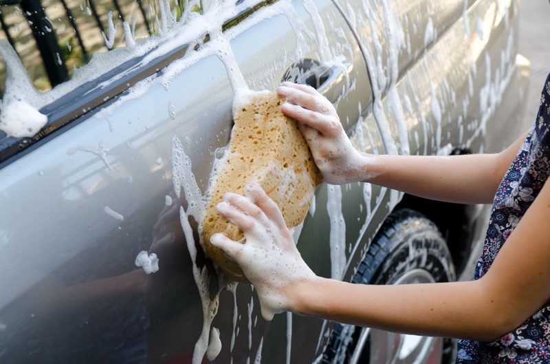 Wer sein Auto nicht entsprechend bestimmten Regeln wäscht, dem drohen Geldstrafen.
