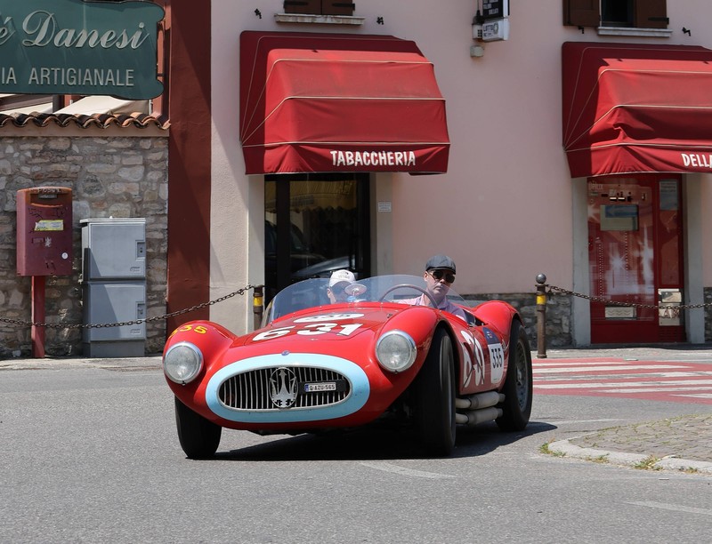 In den 1950ern setzte der Ferrari 335 Sport  neue Maßstäbe in Sachen Geschwindigkeit und Leistung.