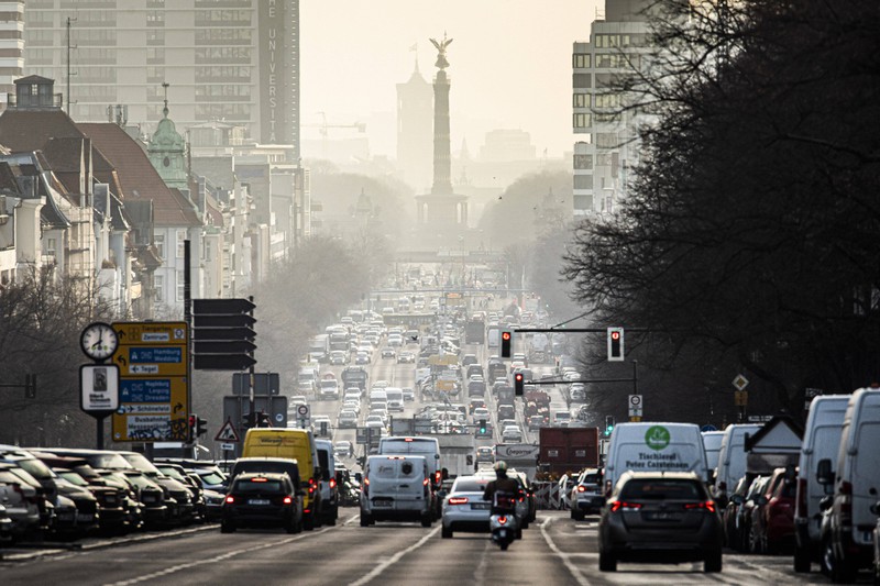 Zu sehen ist ein Bild vom Stadtverkehr mit vielen Autos.