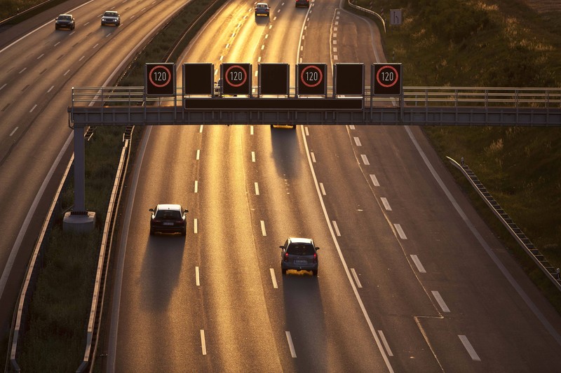 Digitale Systeme passen Tempolimits flexibel an Wetter und Verkehr an.