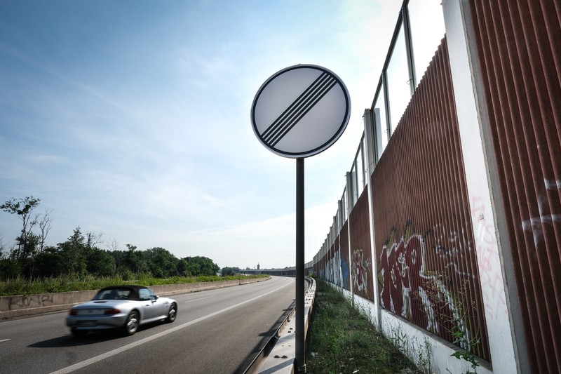 Ein Tempolimit gilt auch nach Einmündungen und Kreuzungen weiter, bis ein neues Schild, eine Ortstafel oder das Verlassen der Straße es aufhebt.