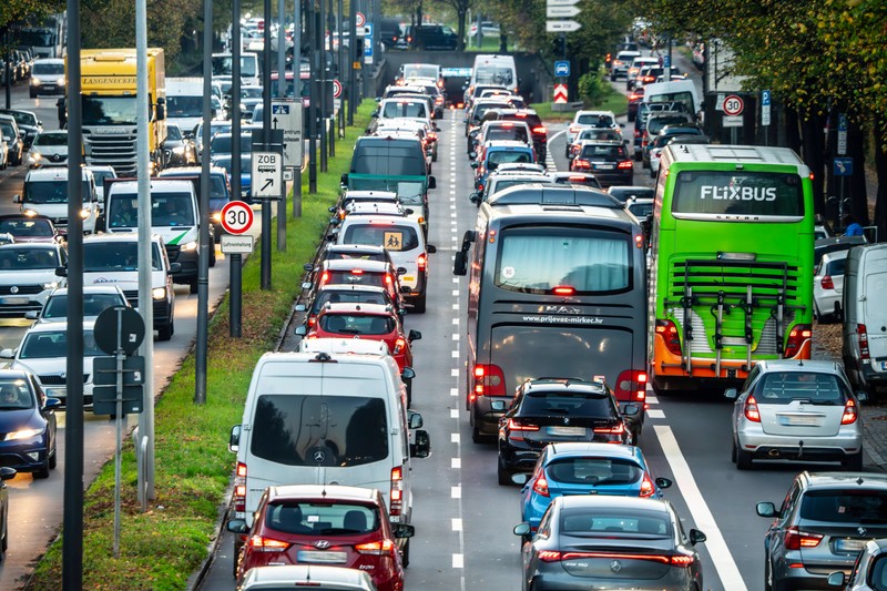 Einheitliches Tempo verringert abruptes Bremsen und sorgt für flüssigeren Verkehr.