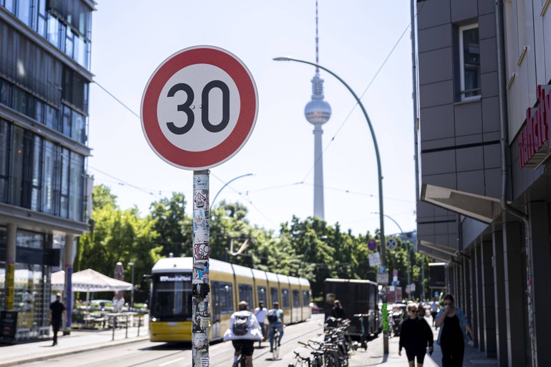 Tempo-30-Zonen senken die Unfallzahlen deutlich und reduzieren Verletzungen erheblich.