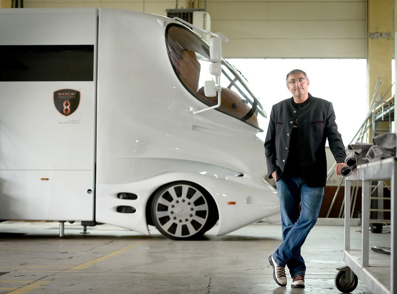 Geschäftsführer Mario Marchi ist berechtigterweise stolz auf sein luxuriöses Wohnmobil!