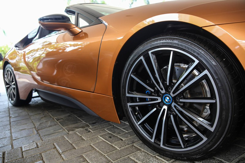 Zu sehen ist ein Cabrio der Marke BMW i8 Roadster