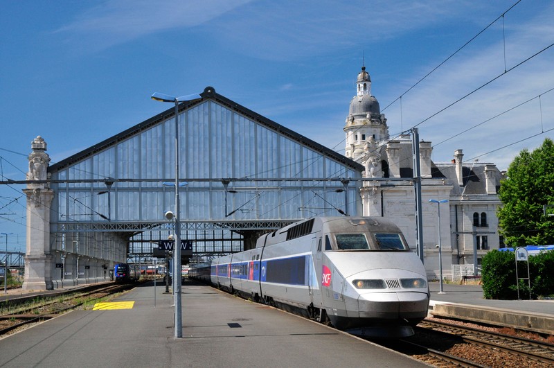 Frankreich stellt schon früh Geschwindigkeitsrekorde mit ihren Zügen auf.