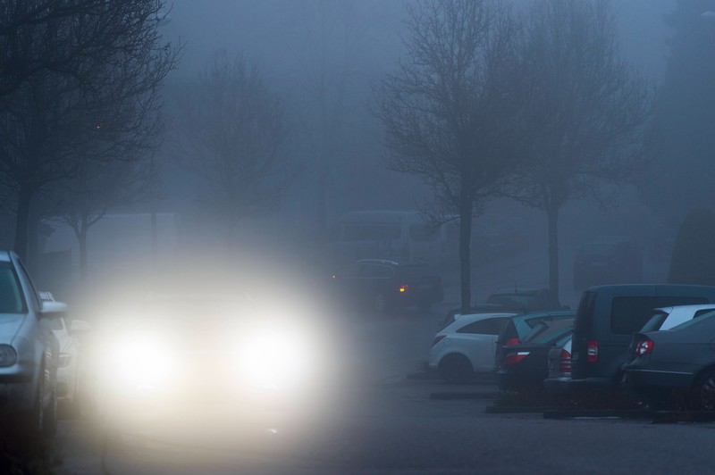 Die Umfrage zeigt, dass Fernlicht die größte Blendung im Straßenverkehr verursacht, gefolgt von Abblendlicht, Nebelschlussleuchten und zunehmend auch Fahrradlichtern.