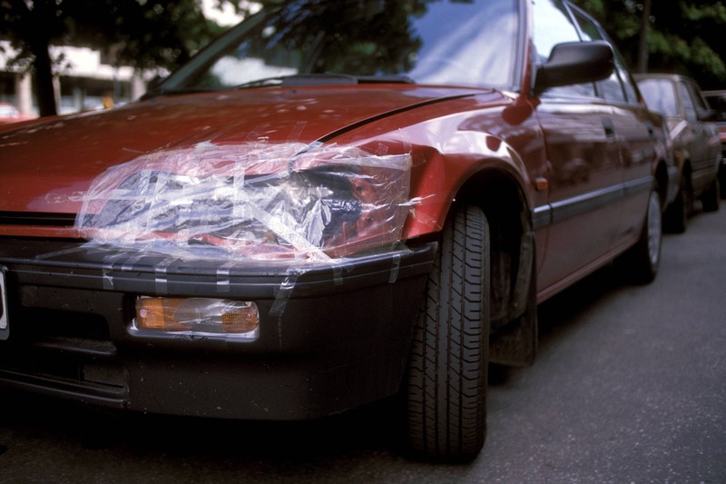 Du solltest vor jeder Fahrt deine Scheinwerfer checken und defekte Lichter schnell reparieren.