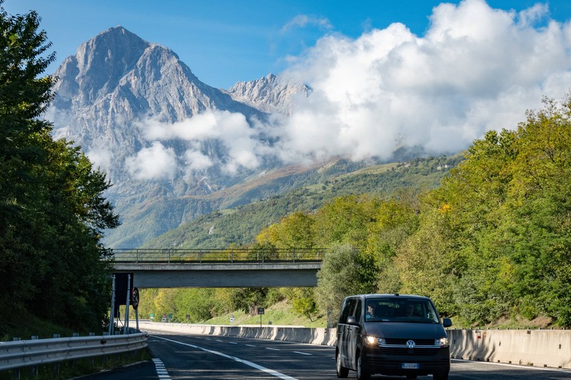 Muss man in Deutschland tagsüber mit Licht fahren und wie ist das in anderen Ländern?