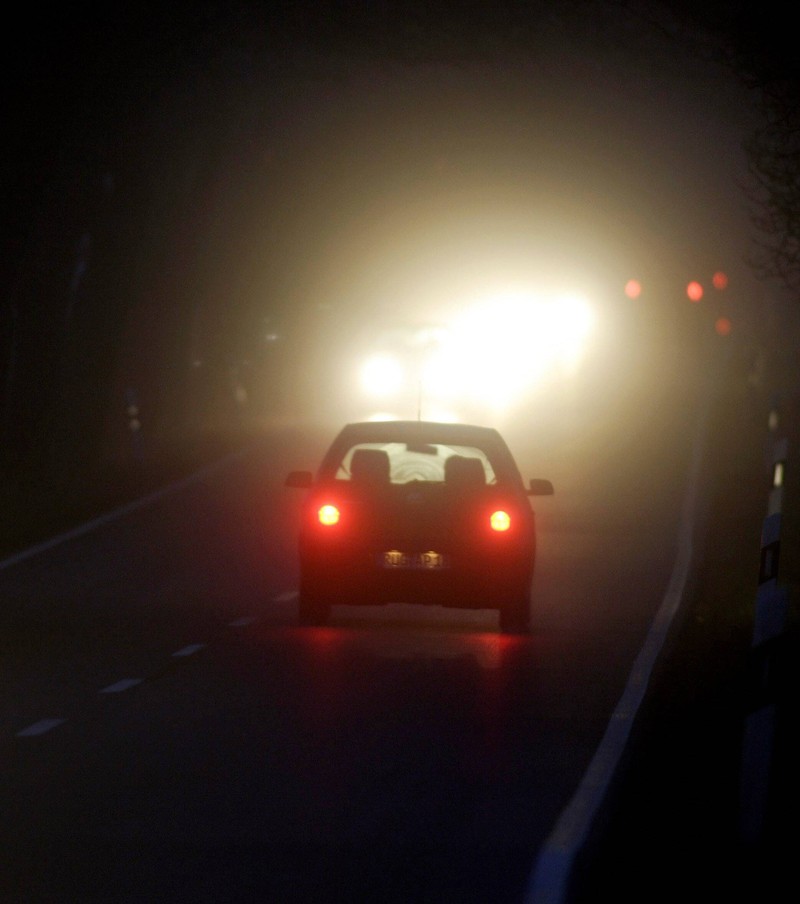 Viele Autofahrer*innen kneifen bei Blendung die Augen zusammen oder schließen sie sogar, was die Verkehrssicherheit gefährdet.