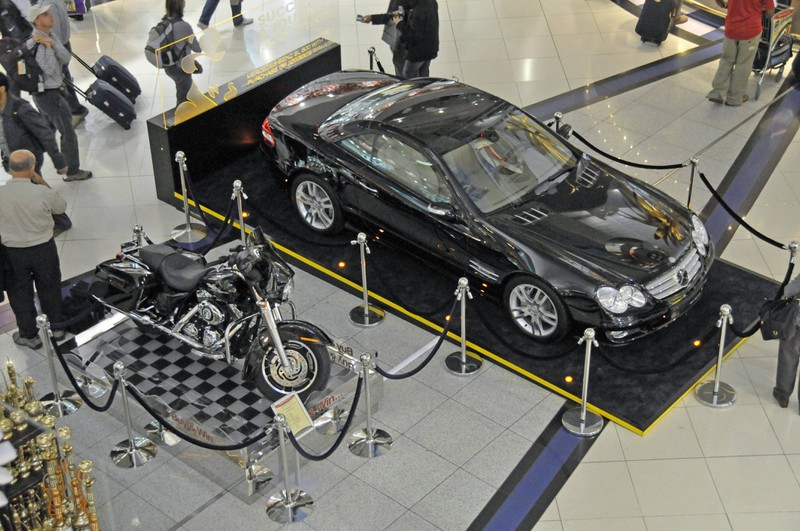 Im Flughafen von Dubai werden sogar Luxusautos ausgestellt.