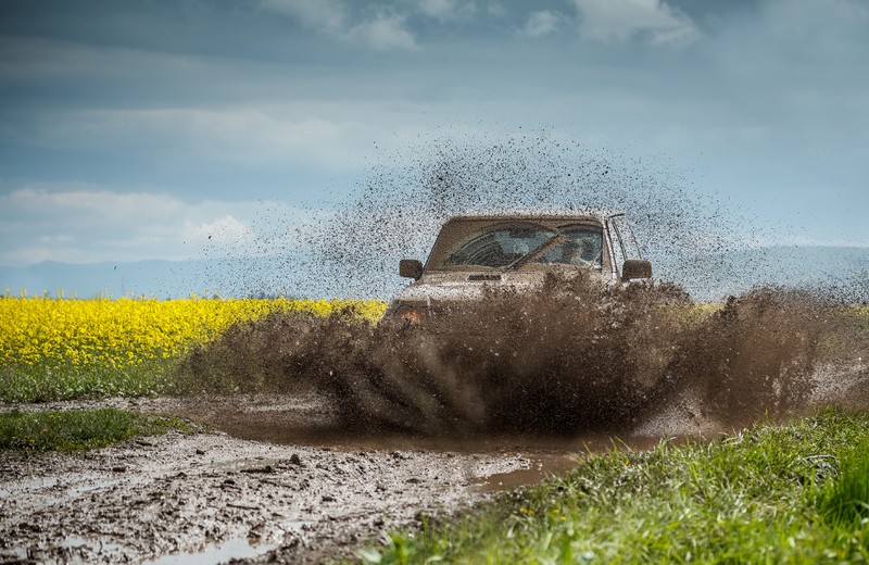Ein Jeep, der Off-Road unterwegs ist
