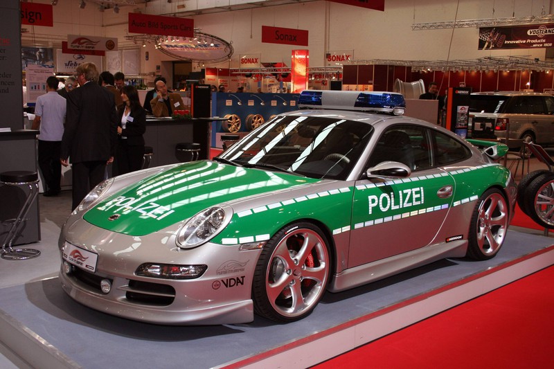 mit dem Porsche 911 Carrera steht die deutsche Polizei in nichts nach