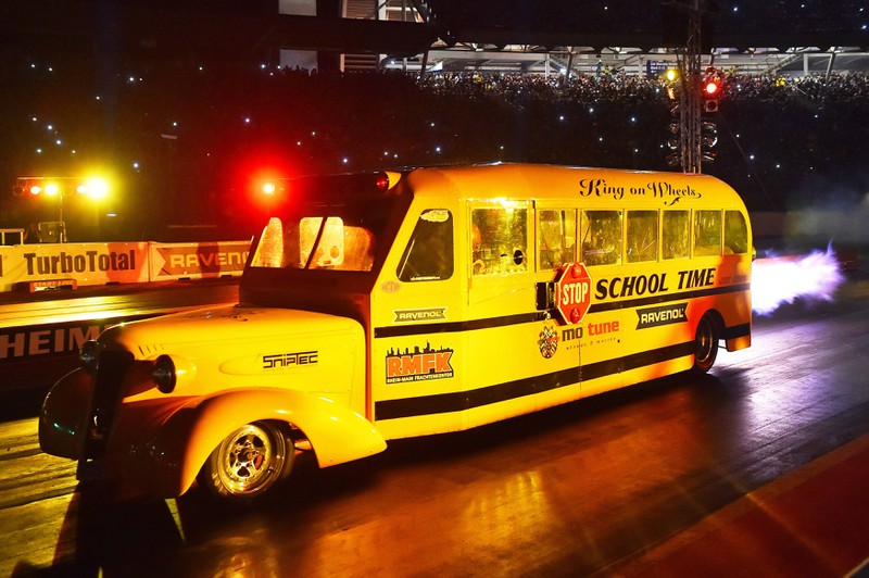 Auch mit Schulbussen werden in manchen Ländern Rennen gefahren.