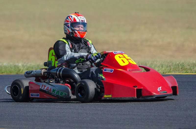 Zu sehen ist ein Fahrer in einem Superkart.