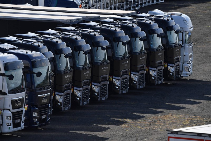 Zu sehen sind einige LKW und Trucks auf einem Parkplatz.