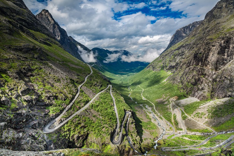 Zu sehen ist die gefährliche Straße Trollstigen in Norwegen.