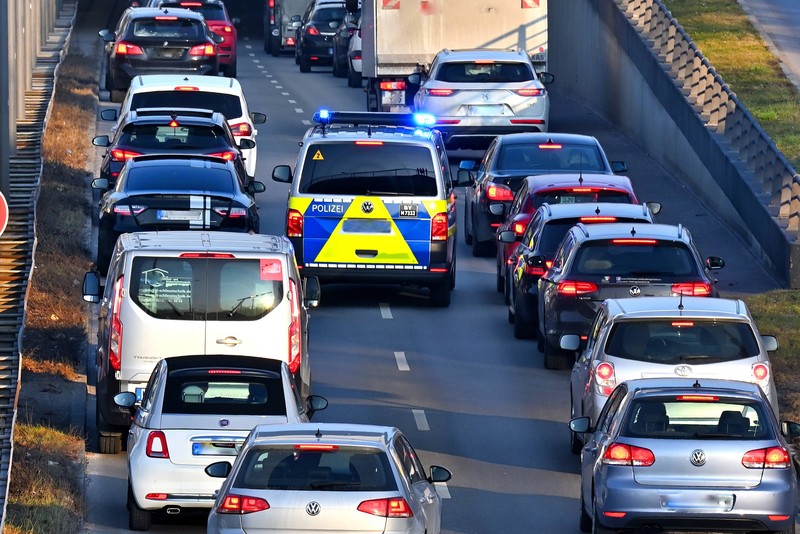 Rettungsgasse bilden: Bei Stau sofort nach links und rechts ausweichen, damit Einsatzfahrzeuge durchkommen.