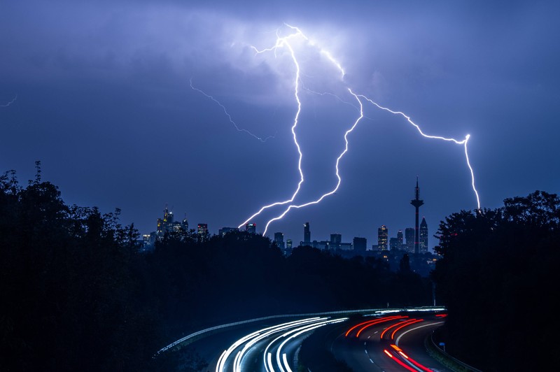 Während eines Gewitters ist man im Auto vor Blitzen geschützt.
