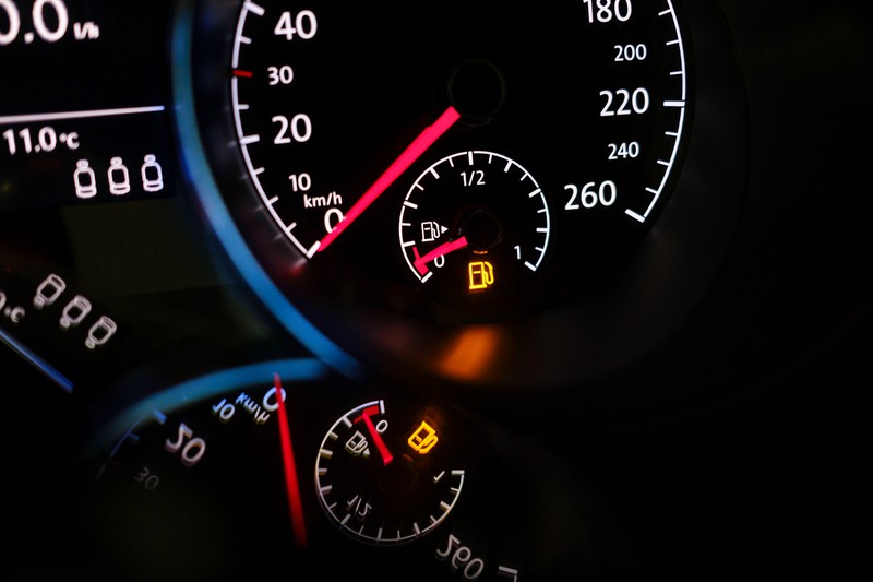 Wenn die Anzeige beim Sprit auf E oder 0 steht, kannst du oft noch einige Kilometer fahren.