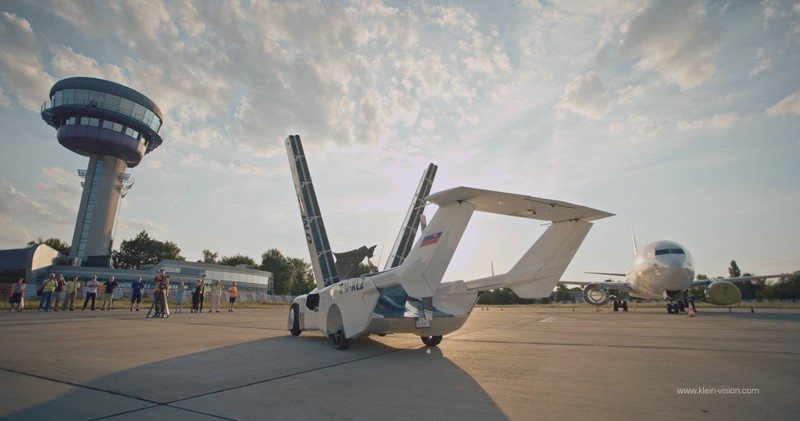 Ein Auto-Flugzeug-Hybridfahrzeug steht an einem Flughafen auf dem Rollfeld.