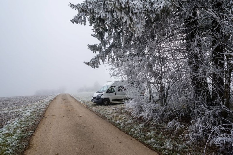 Bevor du ein Wohnmobil mietest, solltest du unbedingt darauf achten, ob es für winterliche Bedingungen ausgelegt ist.