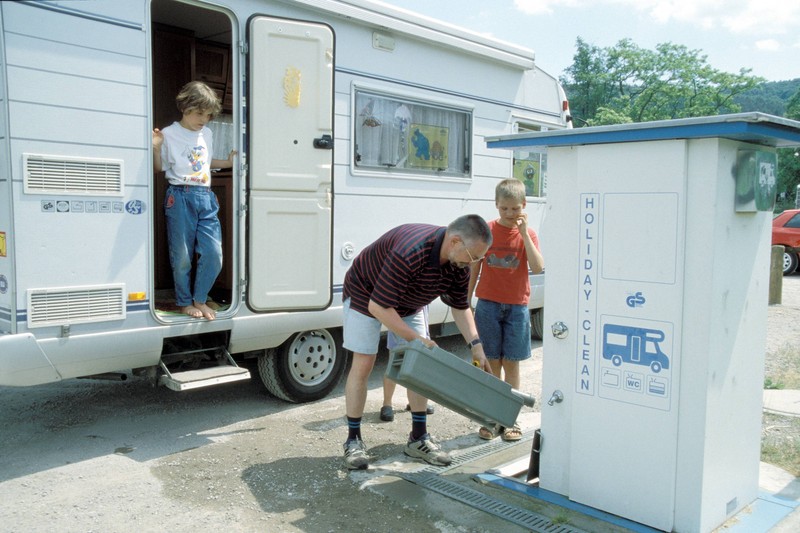 Wenn du dir noch nie ein Wohnmobil gemietet hast, solltest du unbedingt vorher planen, wo du das Frischwasser auffüllen kannst.