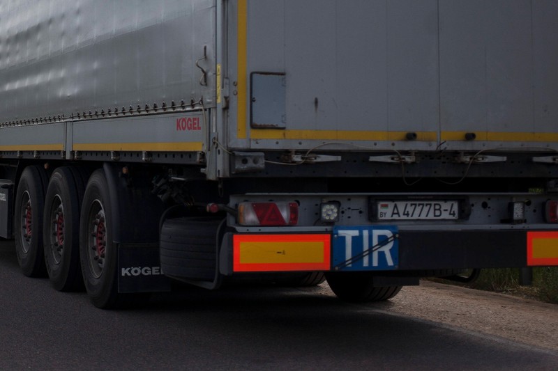 Dafür steht das TIR-Schild am Lkw.