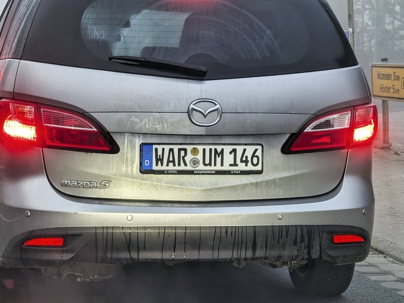 Das ist ein gewöhnliches Kennzeichen, wie man es von in Deutschland registrierten Autos kennt.