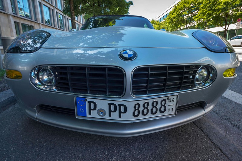 Das ist ein gewöhnliches Kennzeichen, wie man es von in Deutschland registrierten Autos kennt.