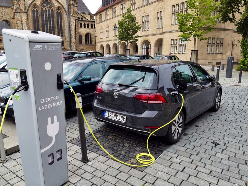 Das Kennzeichen für Elektro-Autos kommt mit zahlreichen Vorteilen.