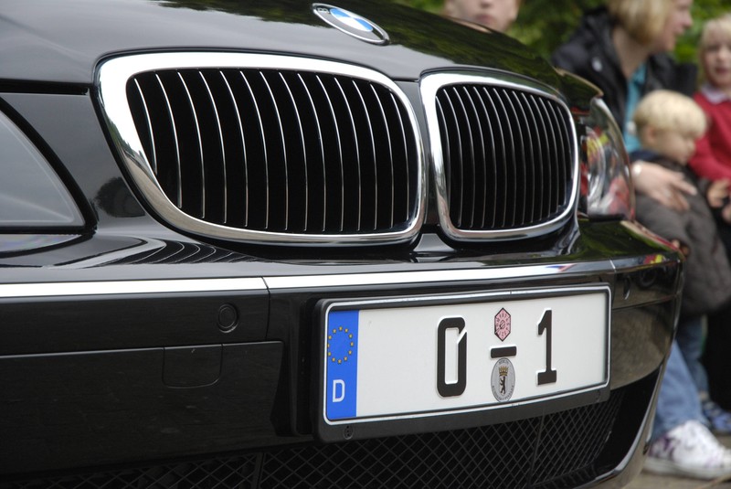 Mit dem Kennzeichen 0-1 ist der Bundespräsident unterwegs.