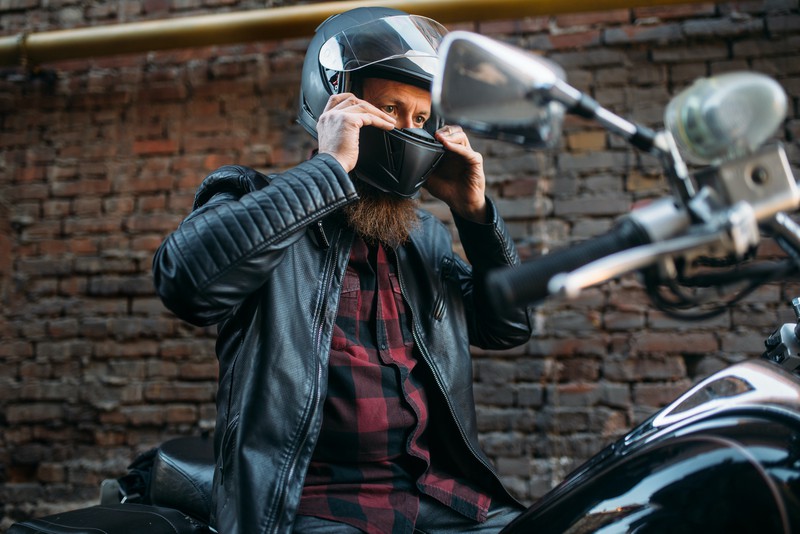 Für eine sichere Motorradfahrt sollte immer ein Helm getragen werden.