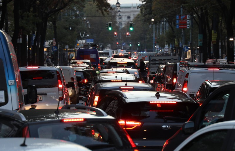 Zu sehen ist ein Auto-Stau in der Innenstadt.
