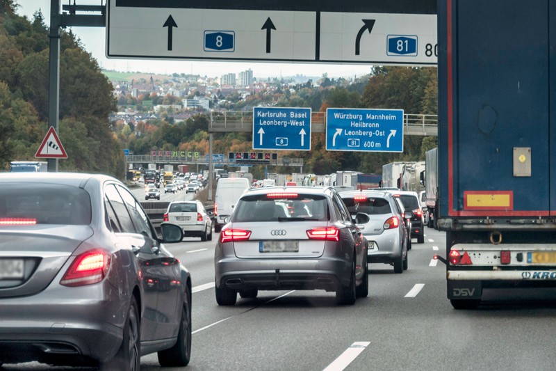 Zu sehen ist ein Stau auf der Autobahn und es geht ums Überholen.