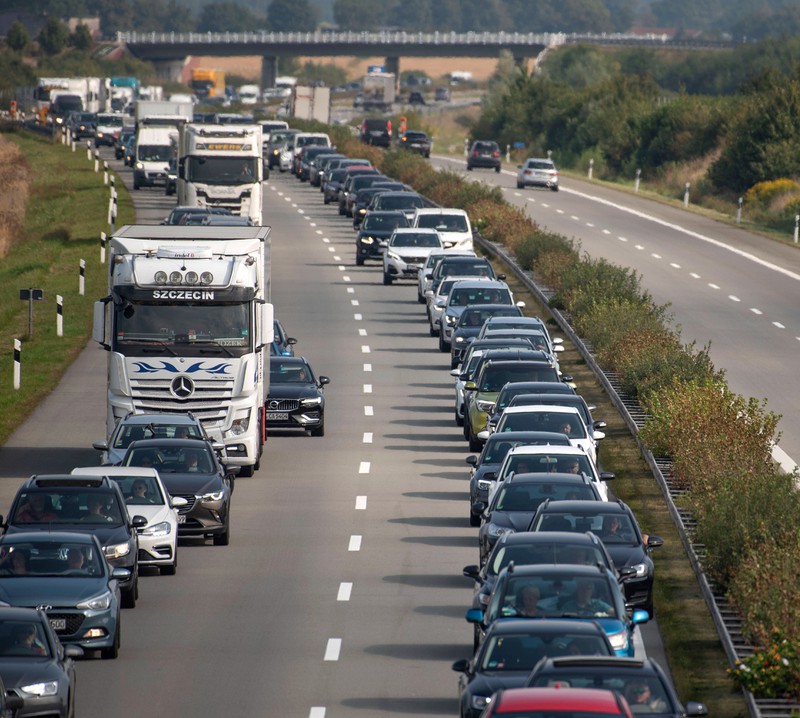 Zu sehen ist ein Stau auf der Autobahn und es geht ums Überholen.