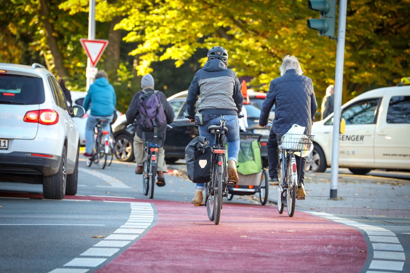 Zu sehen sind Fahrradfahrer, die Autos rechts überholen.