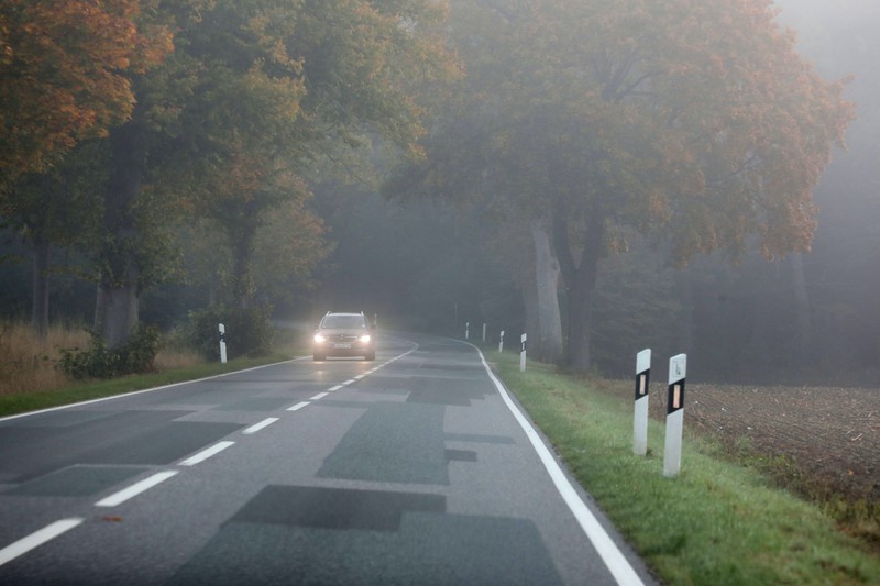 Mit Nebelscheinwerfern können andere Autofahrer stark beeinträchtigen, also solltest du sie bei schlechten Witterungsbedingungen nicht leichtsinnig anschalten.