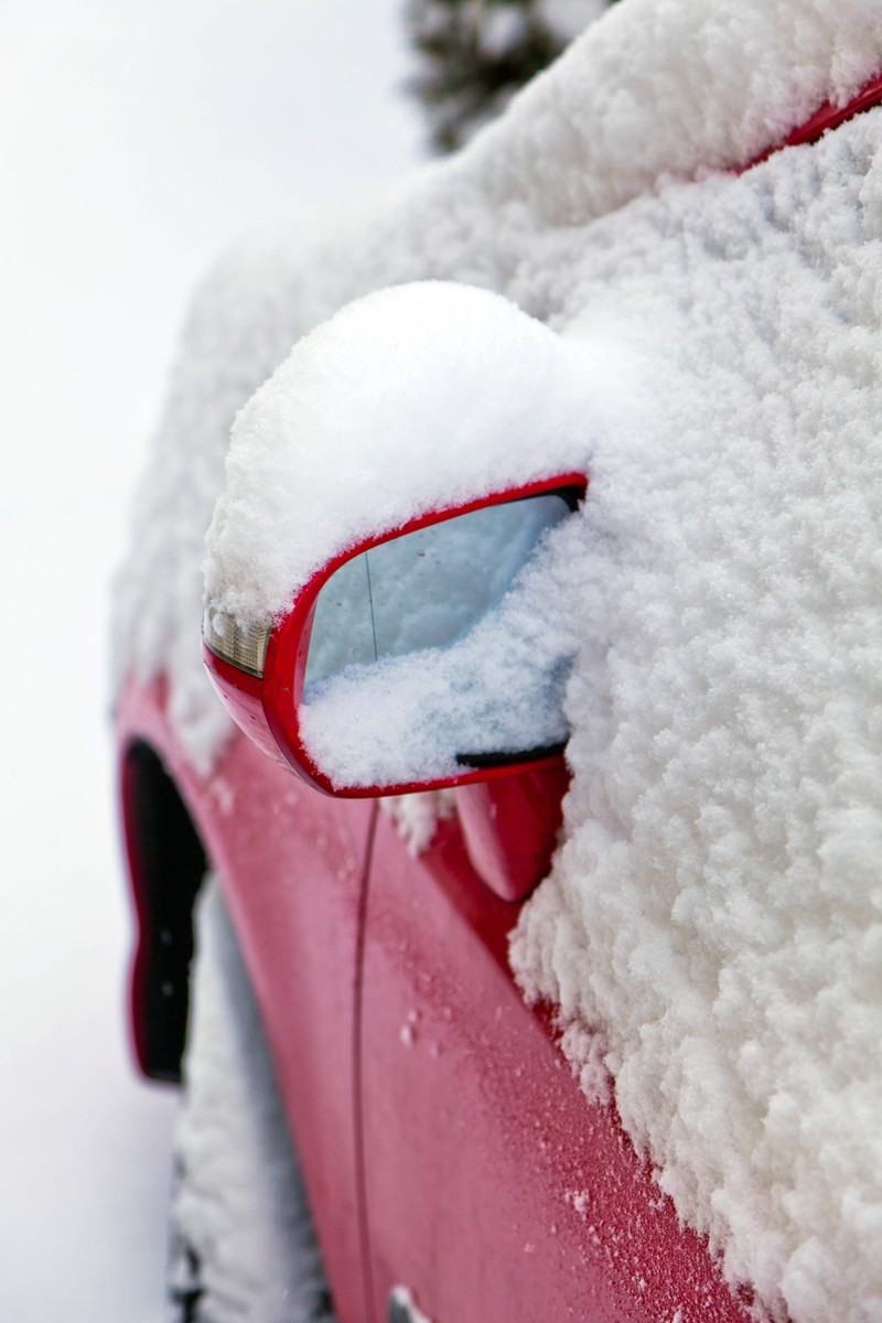 Mit Schnee auf dem Autodach zu fahren, kann ein Bußgeld nach sich ziehen.