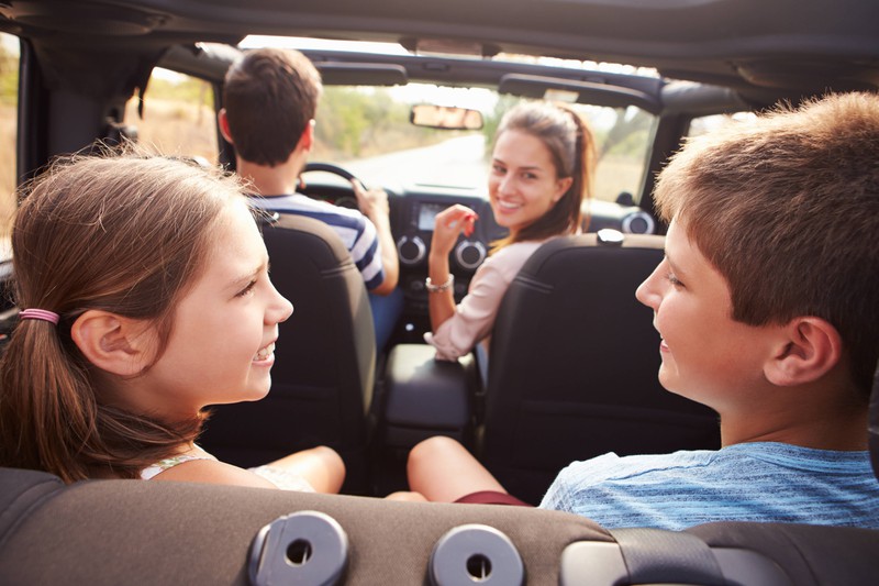 Zu sehen ist eine Familie im Auto und es geht darum, wie Kinder sicher im Auto mitfahren.