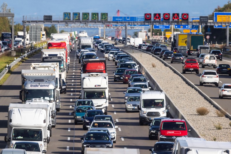 Während eines Staus ist es wichtig zu wissen, wie man sich als Autofahrer richtig verhält.