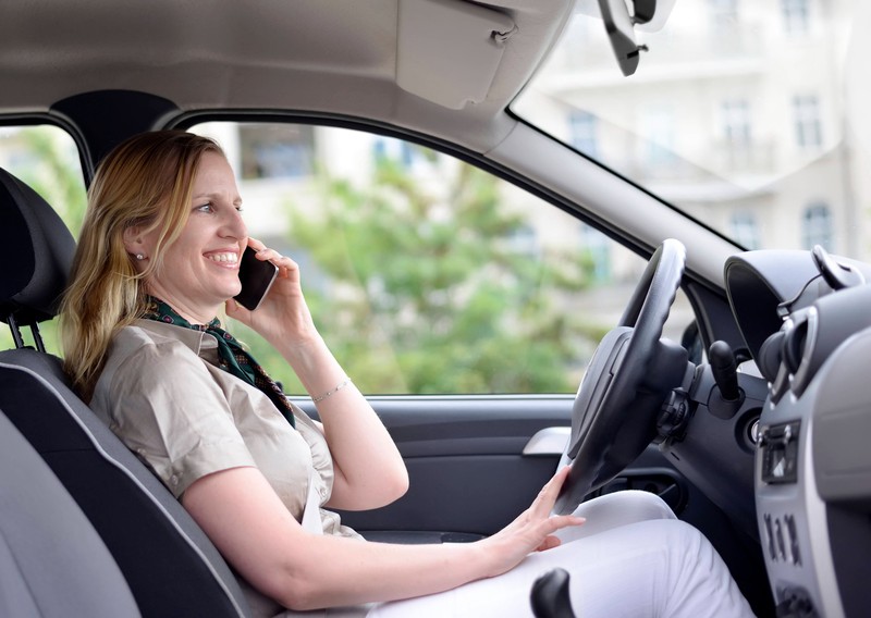Das Handy am Steuer ist wahrscheinlich niemals eine gute Idee.
