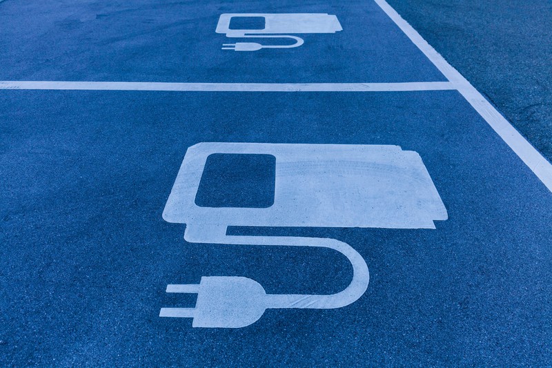 Für Elektroautos gibt es inzwischen eigene Parkplätze.