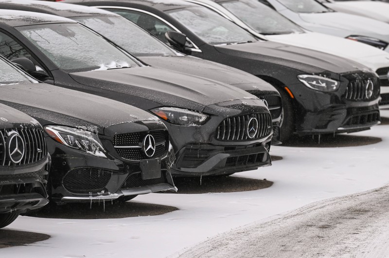 Die Deutschen kaufen sich viele Autos.