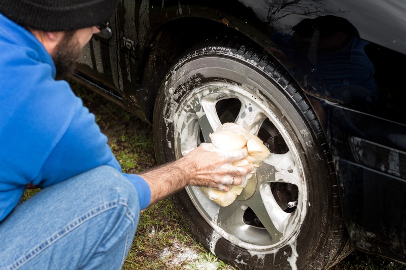 Wie man sein Auto wäscht, ist vermutlich noch jedem Autofahrer bekannt.