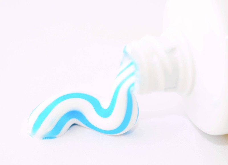 Zahnpasta hilft einem, um die Scheinwerfer zu reinigen, aber pst, das ist ein geheimer Trick.