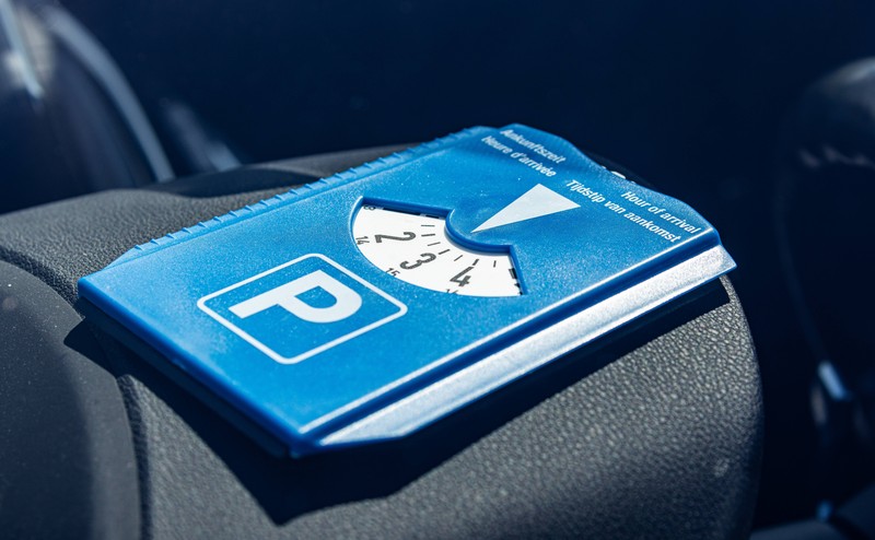 Die deutsche Parkscheibe kann im Ausland für hohe Bußgelder sorgen.
