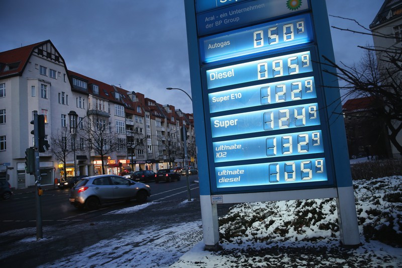 Steigen die Preise an Tankstellen deshalb plötzlich an?