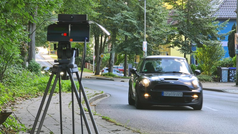 Von der Polizei geblitzt – doch die gratuliert dem Raser, statt ihn zu bestrafen