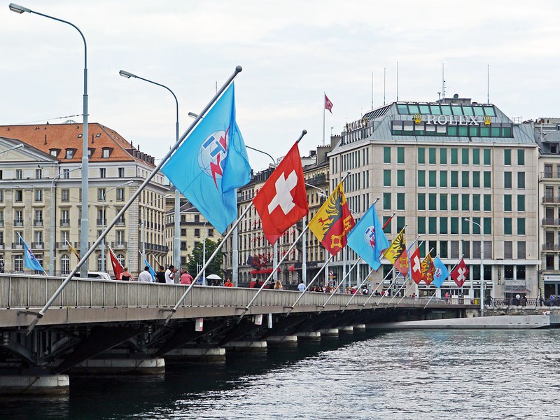 Dieses Bild zeigt eine Straßen-Szenerie in der Schweizer Stadt Genf.